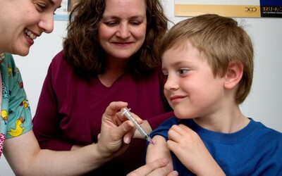 Na očkovanie sa oddnes na Slovensku dajú prihlásiť aj deti od 5 do 11 rokov. Netýka sa to však všetkých