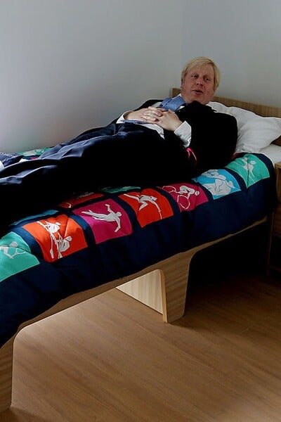 Na olympijských hrách v Paríži budú mať atléti na izbách „anti-sex“ postele. Organizátori tak bojujú proti orgiám