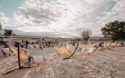 Na pláži pri Dunaji si môžeš dať raňajky po celý deň: Tyršák ponúka biely piesok, čapované pivo, ale aj nadýchanú omeletu