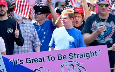 Na pochode za práva heterosexuálov bolo 5-násobne viac odporcov myšlienky, Straight Pride odsúdil aj starosta Bostonu