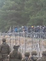 Na polsko-běloruské hranici se tísní téměř 4 tisíce lidí. Videa ukazují, jak jsou uvězněni mezi dvěma armádami