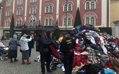 Na pražském náměstí Republiky se objevila čtyřtunová hromada oblečení. Můžeš si z ní vzít, co chceš