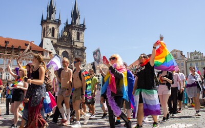 Na pražský Pride prišlo 60-tisíc ľudí. Uctili si pamiatku obetí spred Teplárne, v čele boli aj členovia vlády