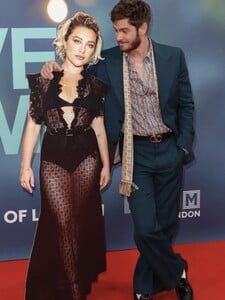 Na premiéru prišiel s maketou svojej kolegyne Florence Pugh. Andrew Garfield vyriešil situáciu po svojom