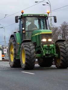 Na protest proti politice EU vyrazilo asi 3000 kusů zemědělské techniky