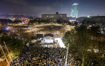 Na protest v Bratislave prišlo až 60-tisíc ľudí, tvrdia organizátori. Žiadajú odstúpenie Fica