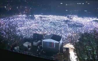 Na proteste v Bratislave prestal fungovať prúd. Celé Námestie slobody rozsvietili desaťtisíce demonštrantov
