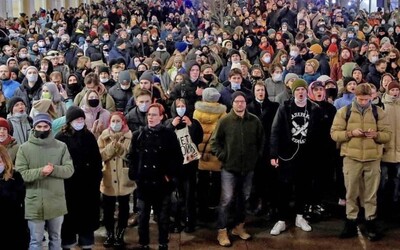 Na protestech v Rusku bylo zadrženo více než 460 lidí. Invazi kritizují i ​​někteří členové parlamentu