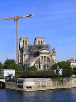 Na prvé výročie požiaru katedrály Notre-Dame zostáva jej strecha deravá. Ako skončili stámiliónové dary od miliardárov?