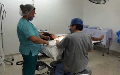 Na rakouské klinice pacientovi omylem amputovali pravou nohu místo levé