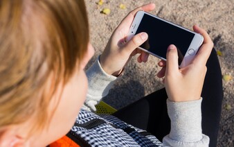 Na rodičov striehne ďalší podvod. Páchatelia šíria SMS s falošným volaním o núdzi ich detí