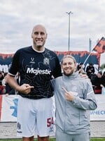 Na scéně je nový nejvyšší fotbalista, trumfnul i Jana Kollera. Měří 226 centimetrů