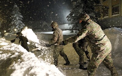Na severe Slovenska zasahovala armáda. Mimoriadna situácia bola kvôli snehovej kalamite vyhlásená v 46 obciach
