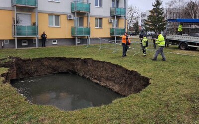 Na sídlisku v Galante sa prepadla zem. Na mieste vznikla priehlbina pripomínajúca netradičný bazén