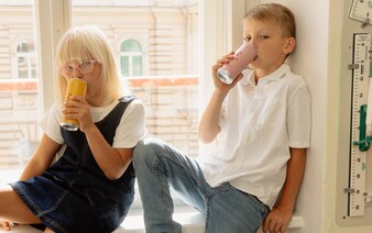 Na školách v Praze omezují cukr. Sladké nápoje v automatech nahradí plechovky s alpskou vodou