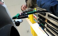 Na slovenských pumpách sa opäť menili ceny, šoférov nepríjemne prekvapili. Majitelia benzínových motorov nemajú dôvod na úsmev