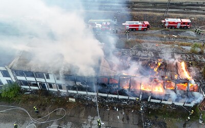 Na smíchovském nádraží vypukl rozsáhlý požár. Hasiči museli evakuovat 11 lidí