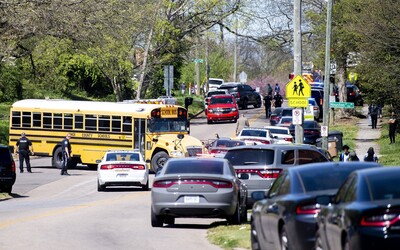 Na strednej škole v USA sa strieľalo. Útočiaci študent je mŕtvy, hlásia aj zraneného policajta
