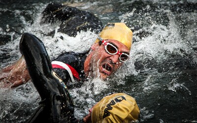 Na svetovom šampionáte v triatlone dostalo krvavú hnačku 57 plavcov. Športovci protestujú a organizátor sa bráni