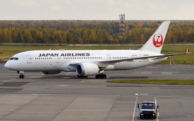 Na tokijském letišti po srážce vzplanulo letadlo. Nehodu nepřežilo pět lidí