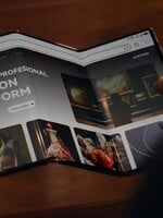 Na trh přichází první skládací smartphone, který se umí změnit na tablet: Je třídílný a mnohem dražší než iPhone 16