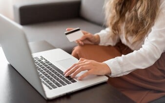 Na tyto e-shopy si dávej pozor. Finta s názvem oblíbených značek klame zákazníky