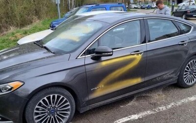 Na ukrajinské auto v Trenčíne nasprejoval symbol Z. Páchateľovi hrozí rok väzenia