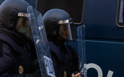 Na ukrajinskou ambasádu v Madridu byla doručena obálka s bombou, jedna osoba byla raněna