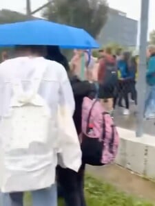 Na viacerých školách v Bratislave nahlásil neznámy páchateľ bomby, študentov museli v daždi evakuovať