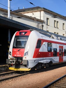 Na vlakových tratiach bude viacero výluk. Pre cestujúcich pripravili náhradnú autobusovú dopravu