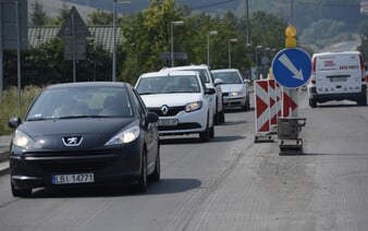 Na východe uzatvorili cestu kvôli vytekajúcej jablkovej šťave z kamiónu. Zasahujú viacerí hasiči