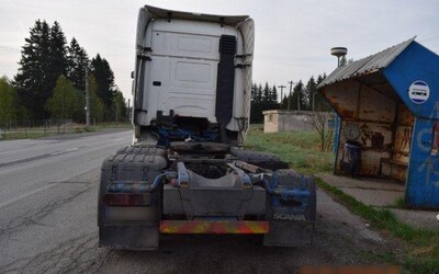 Na východnom Slovensku kamionista zrážal stĺpy rad za radom. Z miesta činu ušiel