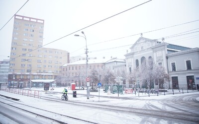Na západe Slovenska sneží. Výstraha 2. stupňa SHMÚ platí pre 12 okresov