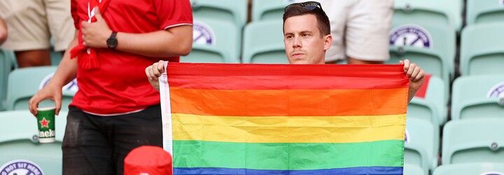 Na zápase Česka s Dánskem fanouškovi ochranka sebrala duhovou vlajku. Případ prošetřuje UEFA
