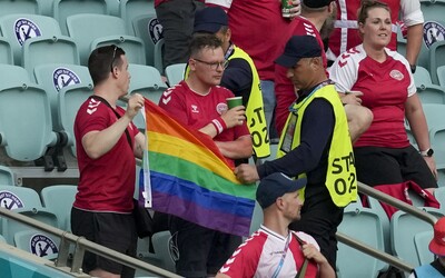 Na zápase Česka s Dánskem fanouškovi ochranka sebrala duhovou vlajku. Případ prošetřuje UEFA