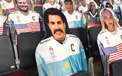 Na zápasech Kazachstánu fandí kartonový Borat. Hokejové MS nepovoluje živé diváky, nahradili je papíroví