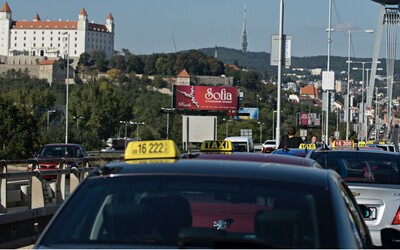 Na známeho bratislavského taxikára sa sťažuje ďalšia zákazníčka. Naúčtoval jej 50 eur