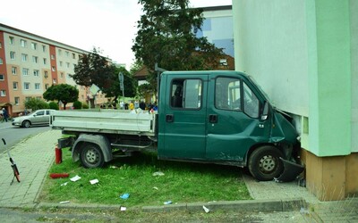 Nabúral rovno do bytovky, nafúkal viac ako 2 promile. Spolujazdca náraz zranil tak vážne, že ho musel odviezť vrtuľník