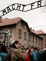 Auschwitz: Výše postavení vězni šikanovali zajatce, někteří se ale snažili pomáhat