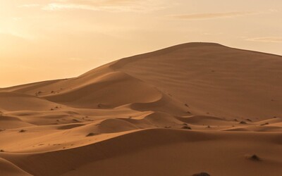 Nad Česko se dostává saharský písek. Někde by mohl být viditelný jako „oranžový déšť‘
