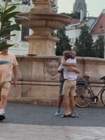 Nádherné gesto v centre Bratislavy. Zuzana Vačková počas večere zachytila, ako neznámy muž objíma náhodných okoloidúcich