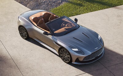 Nádherný Aston Martin DB12 prišiel o strechu, aj bez nej pritom vie vďaka 680 koňom uháňať rýchlosťou až 325 km/h