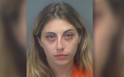 Nahá žena na golfovom autíčku prerušila na Floride konflikt medzi policajtmi a ozbrojeným mužom 