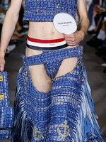 Najbizarnejší moment z týždňov módy. Thom Browne predstavil nohavice, ktoré zvýrazňovali modelov penis   