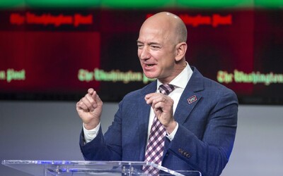 Nejbohatší muž světa Jeff Bezos žádá o příspěvky pro zaměstnance Amazonu v nouzi. Měl by jim pomoci sám, tvrdí kritici