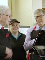 Najbohatší muži sveta Bill Gates a Warren Buffett si vyskúšali prácu vo fastfoode