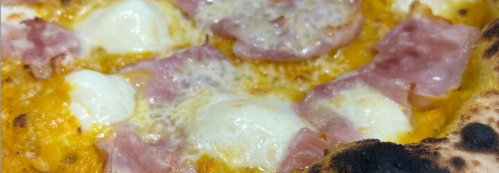 Najlepšiu neapolskú pizzu robia v Bošanoch. Majiteľ Janči nám v kuchyni ukázal, ako ju pripraviť