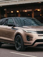Najmenší Range Rover prešiel modernizáciou. Má modernejší kokpit a najsilnejšia verzia paradoxne len trojvalec
