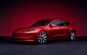 Najmenšia Tesla prešla zásadnou modernizáciou. Model 3 má novú tvár, kvalitnejší interiér a deklarovaný dojazd až 678 km