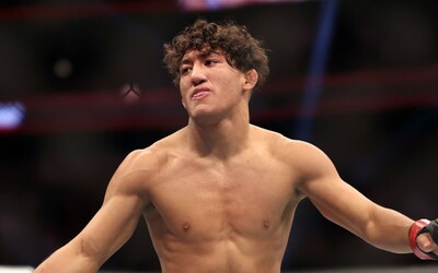 Najmladší bojovník v histórii UFC ukončil súpera za necelé tri minúty. „Čím ho, sakra, kŕmia?“ reagujú zápasníci